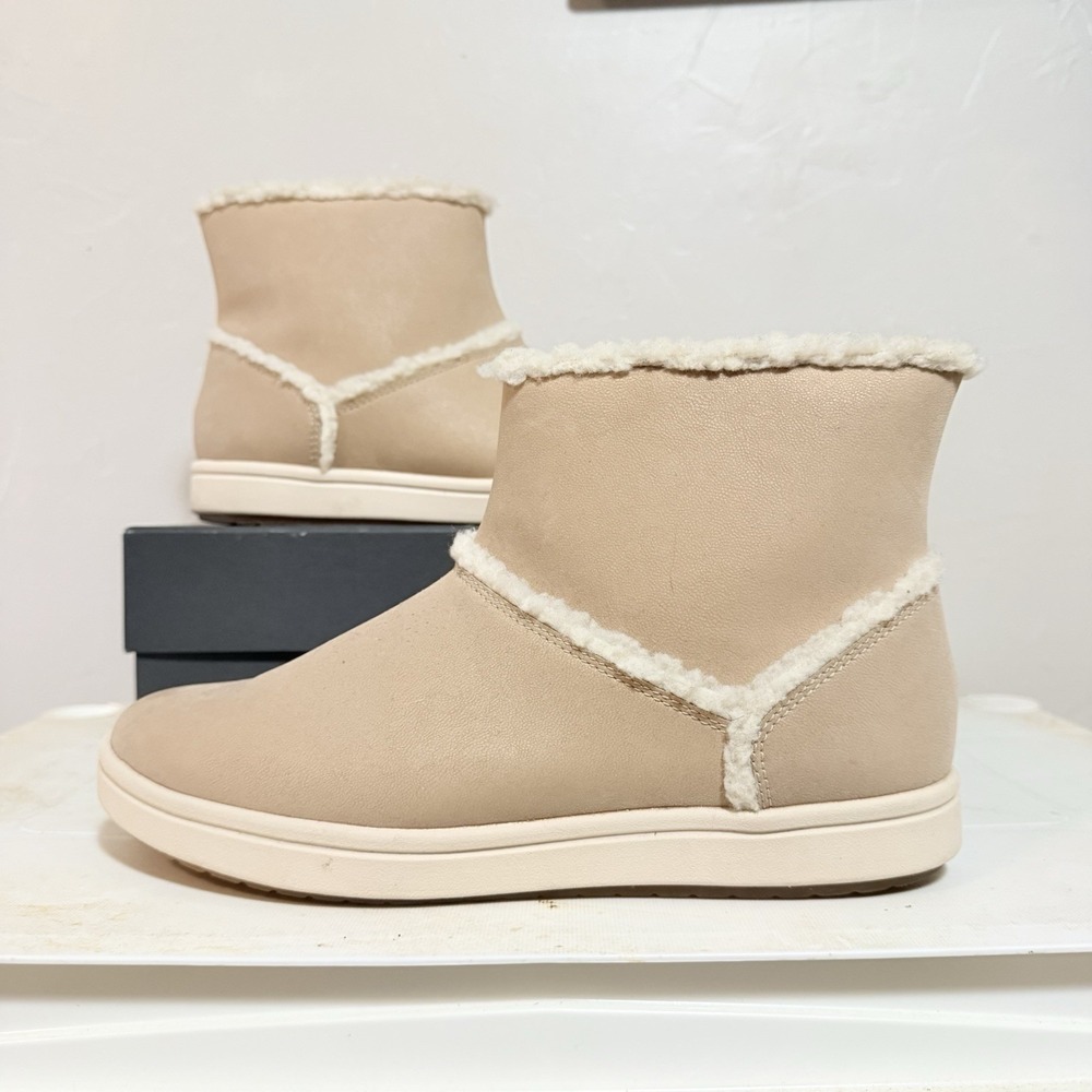 Clarks Cloudsteppers Step Glow Rose Faux Fur Ankle Boots Sand Size 8 M‎ A387152